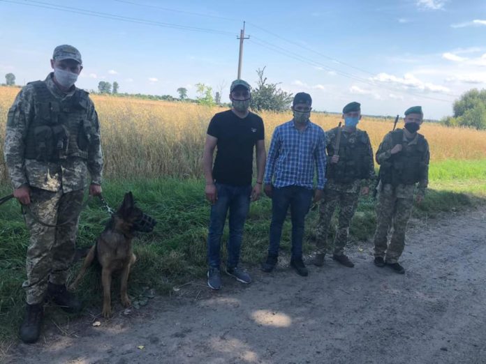 На кордоні з Польщею затримали двох нелегалів з Індії На кордоні з Польщею затримали двох нелегалів з Індії