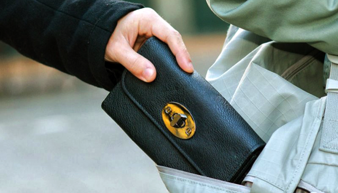 В поліції розповіли, як львів’янам уберегтися від «кишенькових» злодіїв В поліції розповіли, як львів’янам уберегтися від «кишенькових» злодіїв