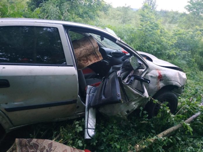 Внаслідок ДТП у Жидачівському районі автомобіль привалило деревом (фото) Внаслідок ДТП у Жидачівському районі автомобіль привалило деревом (фото)