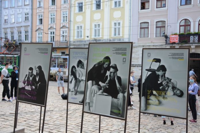 На площі Ринок відкрили фотовиставку «ВІДЧУЙ — наскільки мені боляче» На площі Ринок відкрили фотовиставку «ВІДЧУЙ — наскільки мені боляче»