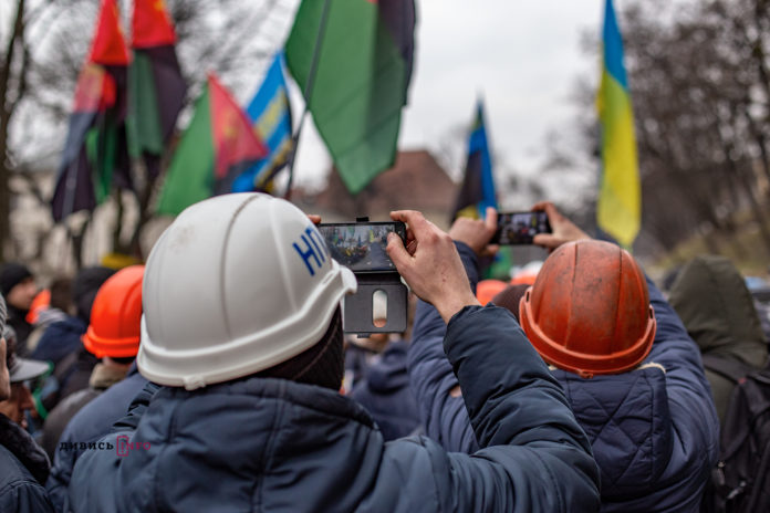 «Центренерго» купить у Ахметова 1,2 мільйона тонн вугілля для підтримки його шахт «Центренерго» купить у Ахметова 1,2 мільйона тонн вугілля для підтримки його шахт
