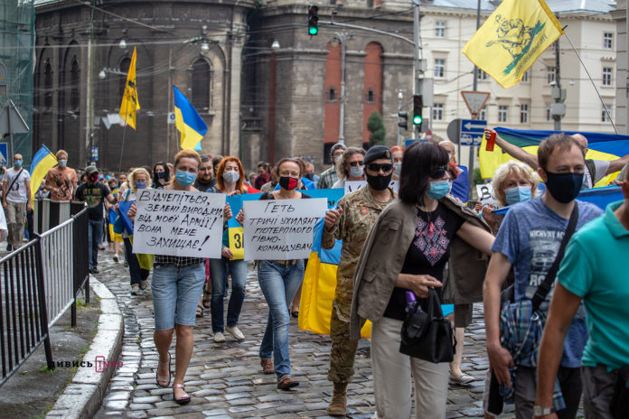 Кількасот львів’ян вийшли на «акцію захисту ЗСУ» (фоторепортаж) Кількасот львів’ян вийшли на «акцію захисту ЗСУ» (фоторепортаж)