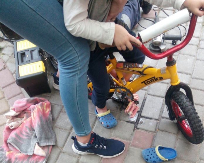 Рятувальники визволяли 4-річного хлопчика, нога якого застрягла у велосипеді Рятувальники визволяли 4-річного хлопчика, нога якого застрягла у велосипеді