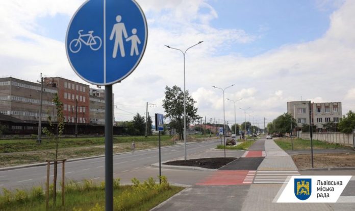 На ділянці від П’ясецького до вулиці Данила Апостола висаджено 1500 кущів і 65 дерев На ділянці від П’ясецького до вулиці Данила Апостола висаджено 1500 кущів і 65 дерев