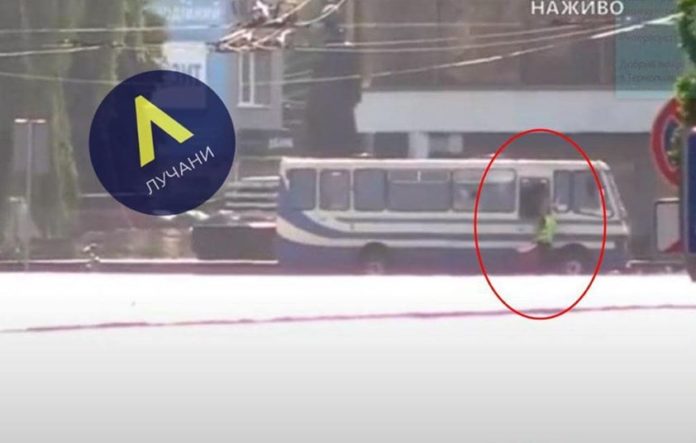 З’явилось відео, як поліцейський підходить до автобусу з заручниками З’явилось відео, як поліцейський підходить до автобусу з заручниками