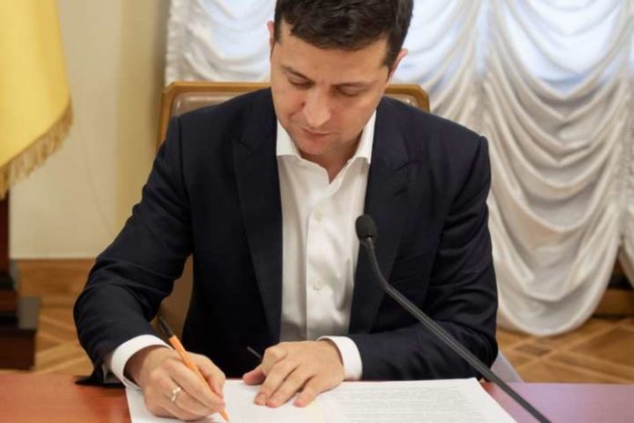 Зеленський підписав зміни до закону про освіту Зеленський підписав зміни до закону про освіту