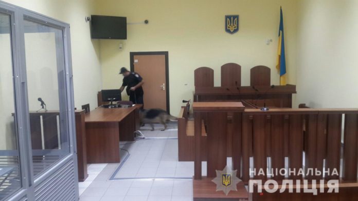 У Львові евакуювали 200 осіб через повідомлення про замінування приміщення судів У Львові евакуювали 200 осіб через повідомлення про замінування приміщення судів
