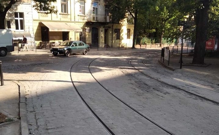 У Львові, на вулиці Дорошенка, проклали понад 70 метрів нової колії
