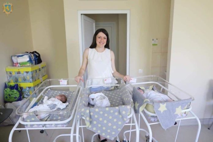 Передчасно народжену трійню виписали із Львівського перинатального центру додому Передчасно народжену трійню виписали із Львівського перинатального центру додому