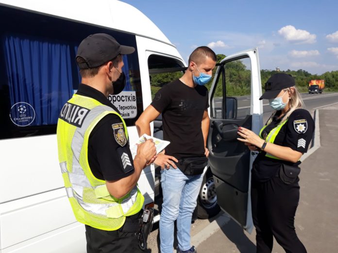 На Львівщині поліцейські перевіряли водіїв маршруток на дотримання карантинних обмежень На Львівщині поліцейські перевіряли водіїв маршруток на дотримання карантинних обмежень