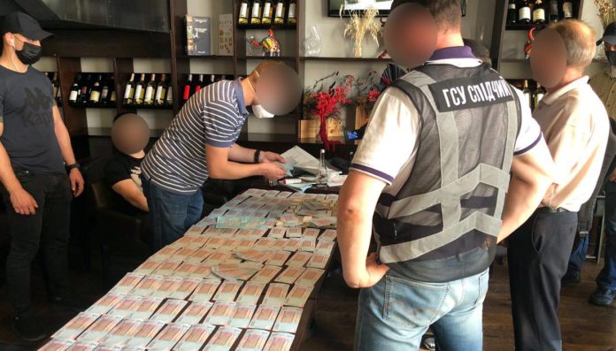 Радника директора одного з підприємств Держрезерву затримали на отриманні мільйона гривень хабаря Радника директора одного з підприємств Держрезерву затримали на отриманні мільйона гривень хабаря