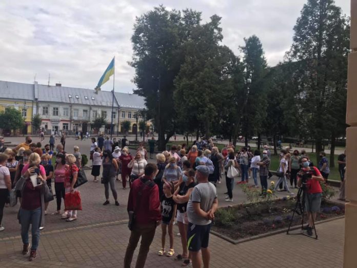 У Самборі протестують проти жорсткого карантину У Самборі протестують проти жорсткого карантину