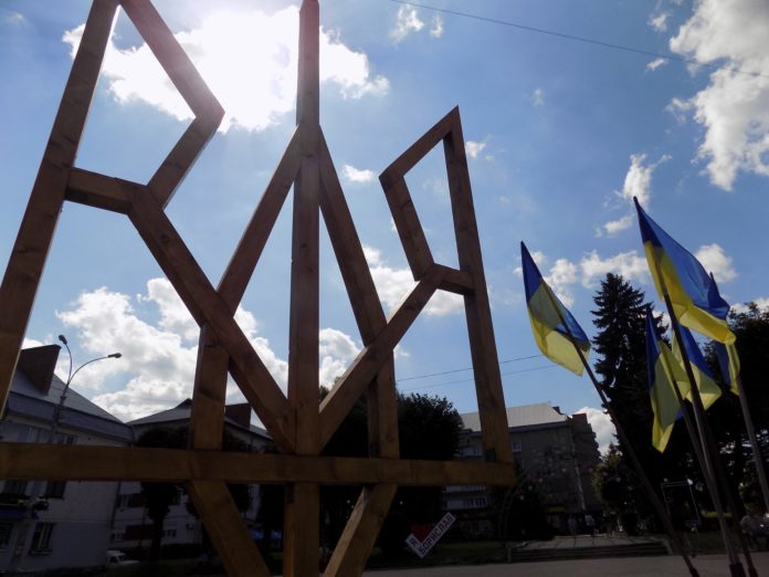 У Бориславі встановлено 6-метровий тризуб в центрі міста (фото У Бориславі встановлено 6-метровий тризуб в центрі міста (фото
