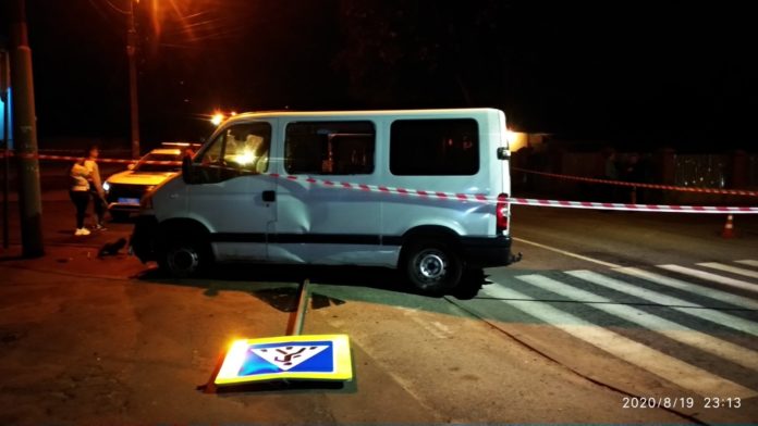 У Львові п’яний водій в’їхав у турнікет: травмовано двоє підлітків (фото) У Львові п’яний водій в’їхав у турнікет: травмовано двоє підлітків (фото)