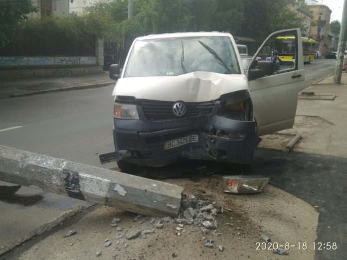 У Львові водій в’їхав в опору контактної мережі: тролейбуси курсують за зміненими маршрутами (фото) У Львові водій в’їхав в опору контактної мережі: тролейбуси курсують за зміненими маршрутами (фото)