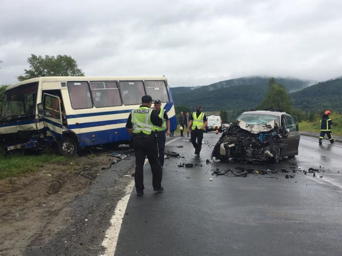 На Сколівщині зіткнулись автобус та легковик: загинула жінка, ще троє осіб травмовано (фото) На Сколівщині зіткнулись автобус та легковик: загинула жінка, ще троє осіб травмовано (фото)