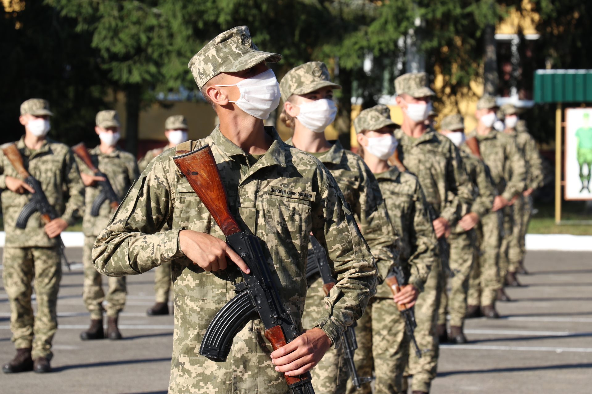 800 першокурсників Нацакадемії сухопутних військ склали військову присягу на вірність українському народові (фото)