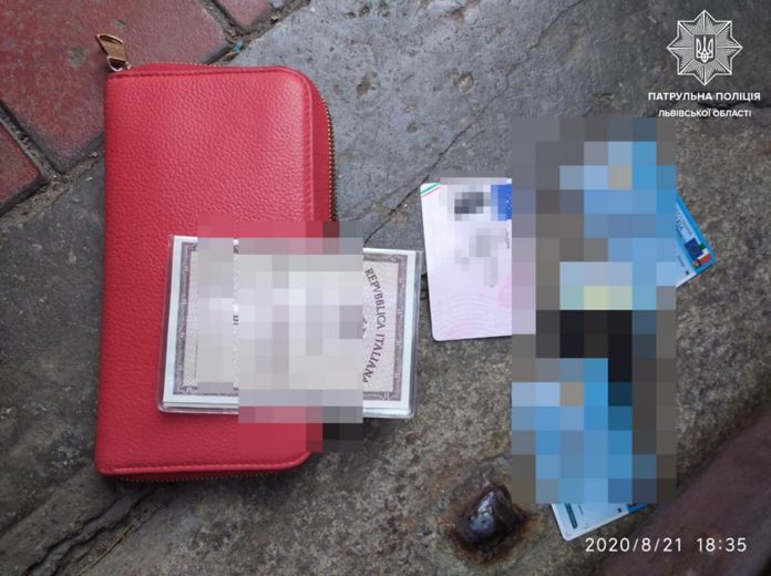 Львівські патрульні затримали жінок, які обікрали іноземку Львівські патрульні затримали жінок, які обікрали іноземку