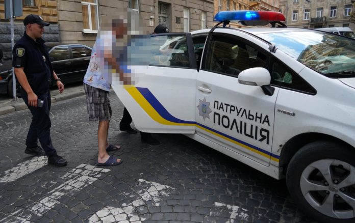 Правоохоронці затримали львів’янина, який «замінував» будинок (фото) Правоохоронці затримали львів’янина, який «замінував» будинок (фото)