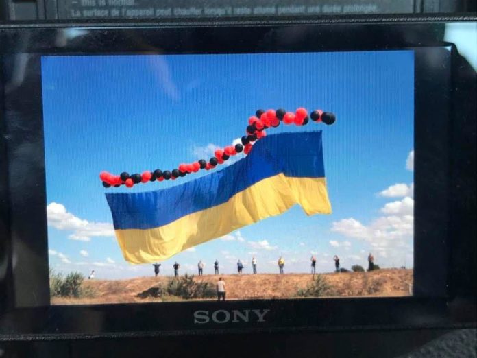 Над окупованим Кримом активісти підняли в небо український прапор (відео) Над окупованим Кримом активісти підняли в небо український прапор (відео)