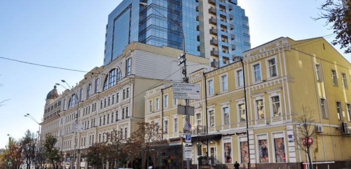 У центрі Києва невідомий погрожує підірвати відділення банку У центрі Києва невідомий погрожує підірвати відділення банку