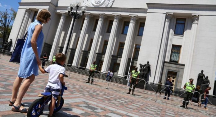 В Україні змінили правила соцвиплат матерям-одиначкам: кого залишили без допомоги і скільки тепер платять В Україні змінили правила соцвиплат матерям-одиначкам: кого залишили без допомоги і скільки тепер платять