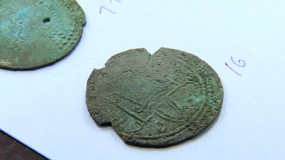 На Житомирщині знайшли 32 срібні монети, викарбувані більше тисячі років тому (фото)