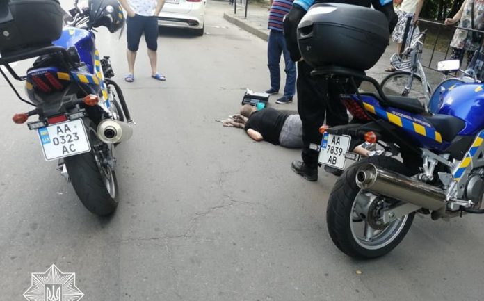 У Львові мотопатруль врятував життя чоловіку У Львові мотопатруль врятував життя чоловіку