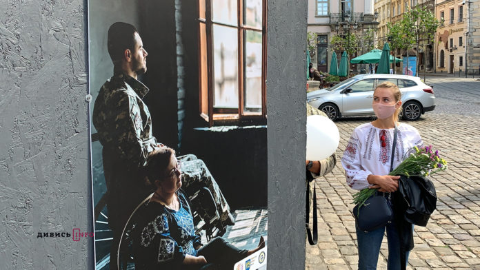 На площі Ринок презентували фотопроєкт про життя ветеранів та їх сімей після війни (фото) На площі Ринок презентували фотопроєкт про життя ветеранів та їх сімей після війни (фото)
