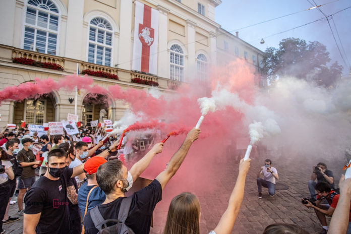 У центрі Львова влаштували масштабну акцію солідарності з народом Білорусі (фоторепортаж) У центрі Львова влаштували масштабну акцію солідарності з народом Білорусі (фоторепортаж)