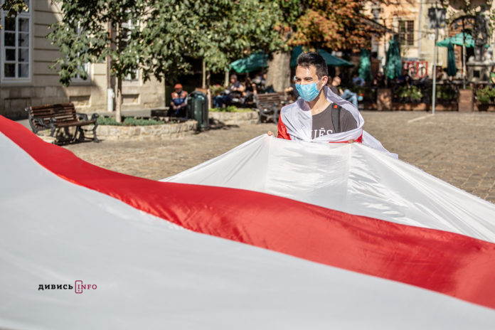 Львів’яни долучились до міжнародної акції на підтримку протестувальників у Білорусі (фото) Львів’яни долучились до міжнародної акції на підтримку протестувальників у Білорусі (фото)