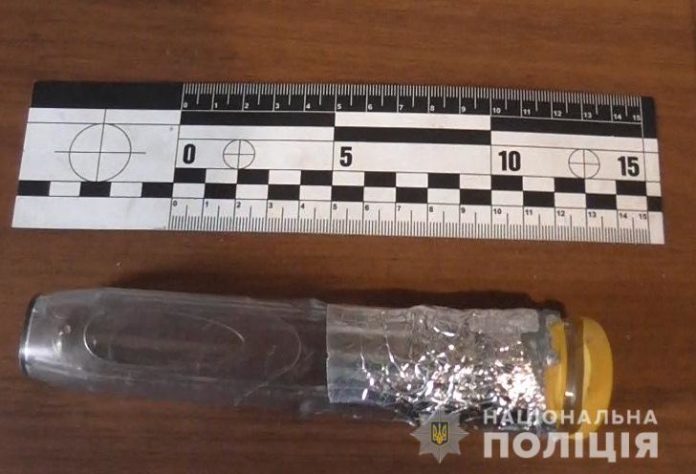 На Львівщині поліцейські вилучили у чоловіка синтетичні наркотики, марихуану та гранату з запалами На Львівщині поліцейські вилучили у чоловіка синтетичні наркотики, марихуану та гранату з запалами