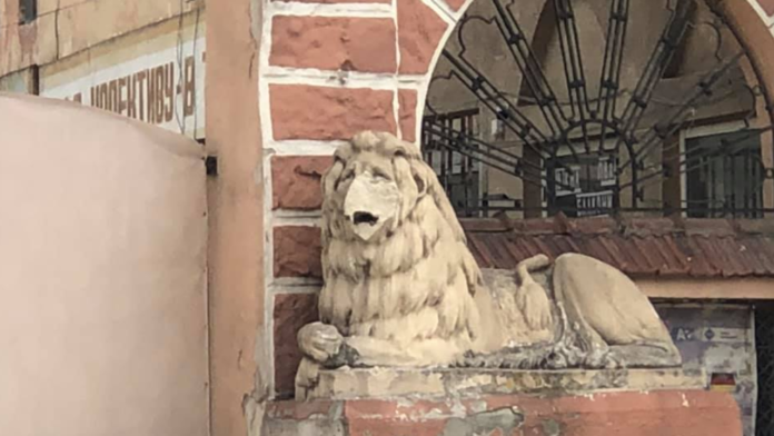 У Львові пошкодили скульптуру лева (фото) У Львові пошкодили скульптуру лева (фото)