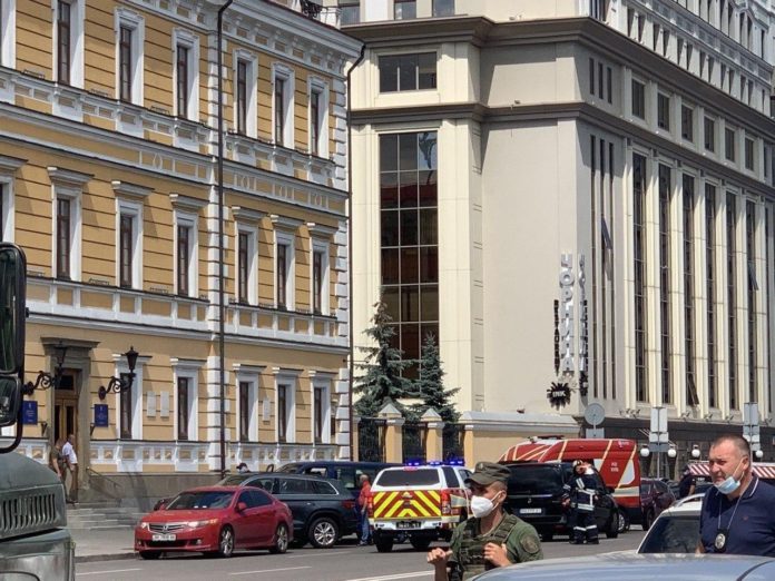 Геращенко озвучив вимогу чоловіка, який погрожує вибухом у бізнес-центрі в Києві Геращенко озвучив вимогу чоловіка, який погрожує вибухом у бізнес-центрі в Києві