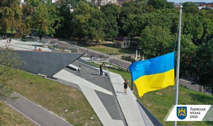 У Львові урочисто підняли Державний Прапор на Меморіалі пам`яті Героїв Небесної Сотні У Львові урочисто підняли Державний Прапор на Меморіалі пам`яті Героїв Небесної Сотні