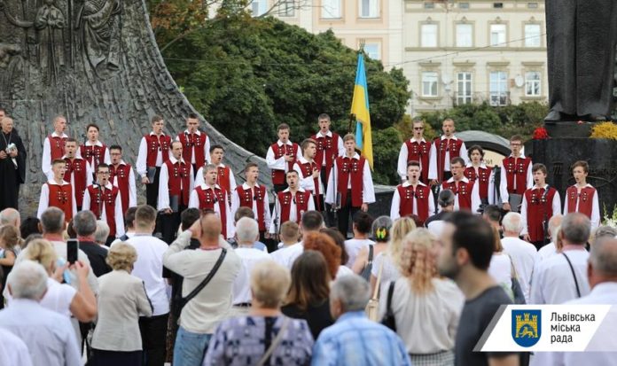 Біля пам’ятника Т. Шевченку капела «Дударик» заспівала Акафіст до Пресвятої Богородиці Біля пам’ятника Т. Шевченку капела «Дударик» заспівала Акафіст до Пресвятої Богородиці