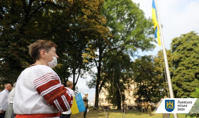 У Львові урочисто підняли Державний прапор України У Львові урочисто підняли Державний прапор України