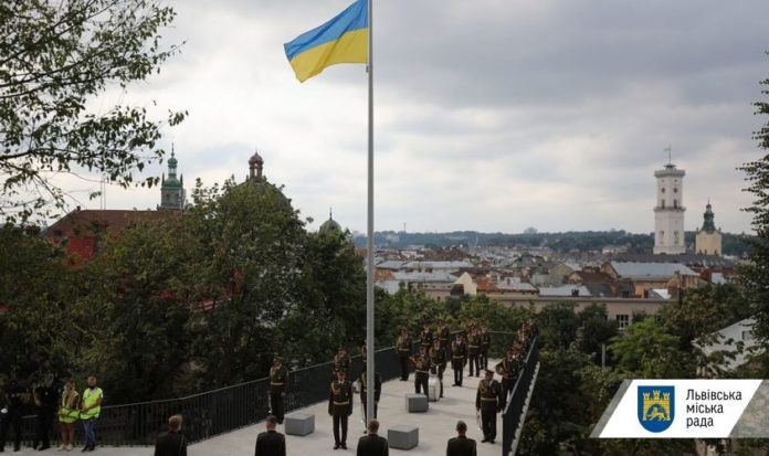 У Львові над Меморіалом пам’яті Героїв Небесної Сотні підняли Державний Прапор України У Львові над Меморіалом пам’яті Героїв Небесної Сотні підняли Державний Прапор України