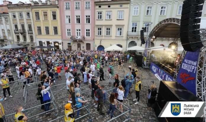 У Львові «Всьо чотко» — на пл. Ринок виступають Брати Гадюкіни У Львові «Всьо чотко» — на пл. Ринок виступають Брати Гадюкіни
