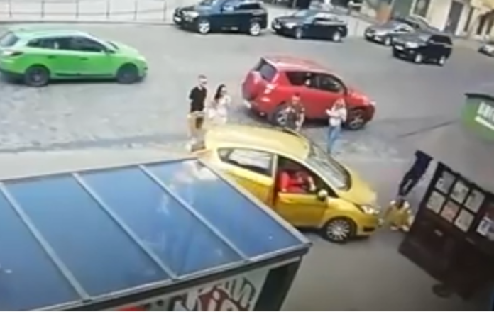 У Львові на зупинці водійка двічі збила жінку (відео) У Львові на зупинці водійка двічі збила жінку (відео)