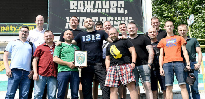 «Карпати» презентували новий логотип, старий – передали фанатам «Карпати» презентували новий логотип, старий – передали фанатам