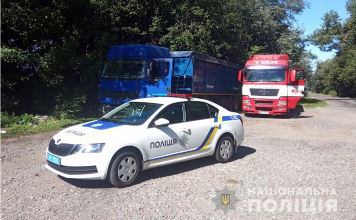 Під Житомиром поліція затримала дві фури з львівським сміттям Під Житомиром поліція затримала дві фури з львівським сміттям