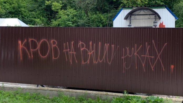 У Золочеві націоналісти знесли паркан біля ймовірної церкви Московського патріархату (відео) У Золочеві націоналісти знесли паркан біля ймовірної церкви Московського патріархату (відео)
