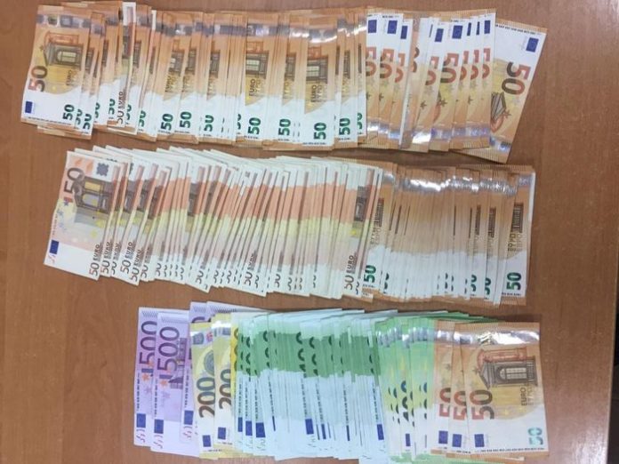 На Львівщини митники вилучили в жінки тисячі євро На Львівщини митники вилучили в жінки тисячі євро
