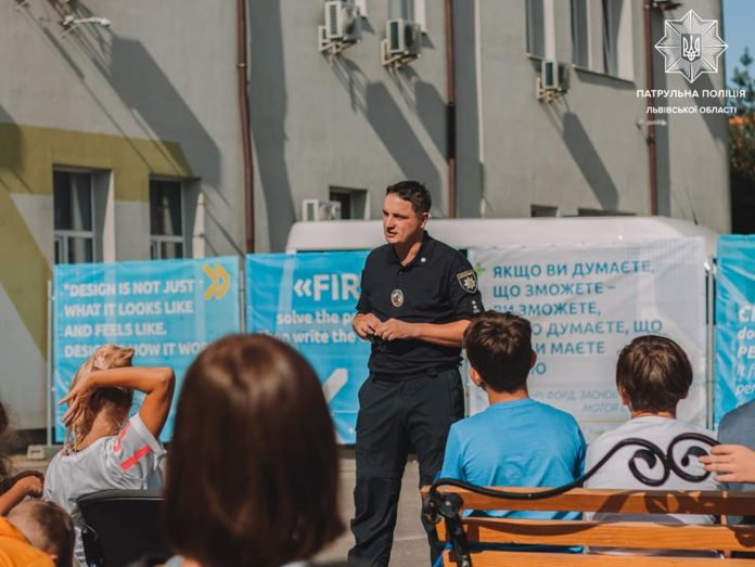 Львівські патрульні провели дискусію з підлітками про булінг Львівські патрульні провели дискусію з підлітками про булінг