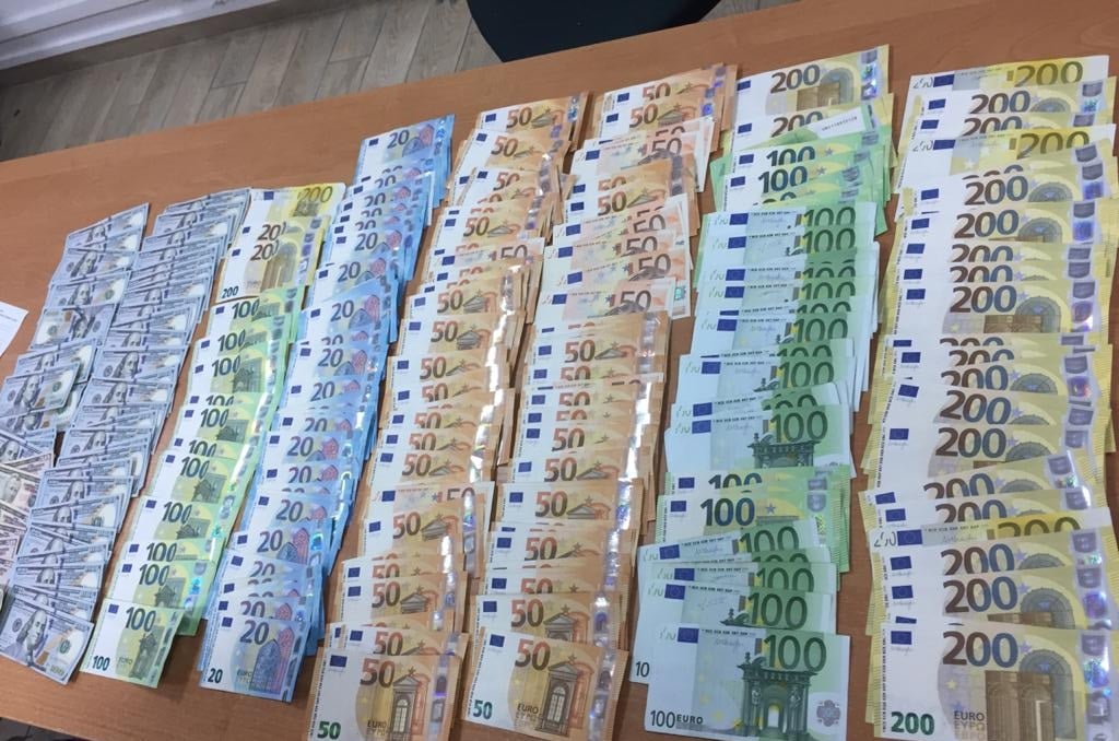 Львівські митники затримали на кордоні вінничанина з сумкою валюти