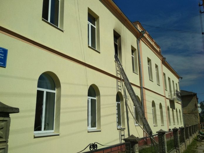 У Львівській області сталася пожежа в інтернаті (фото) У Львівській області сталася пожежа в інтернаті (фото)