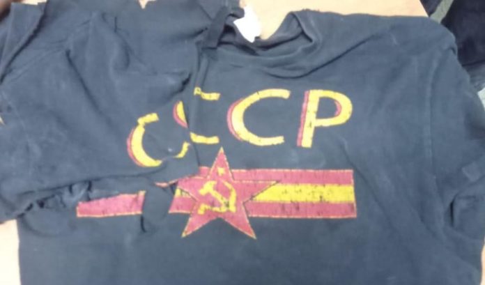 У центрі Львова перехожі затримали юнака, одягненого у футболку з написом «СССР» У центрі Львова перехожі затримали юнака, одягненого у футболку з написом «СССР»