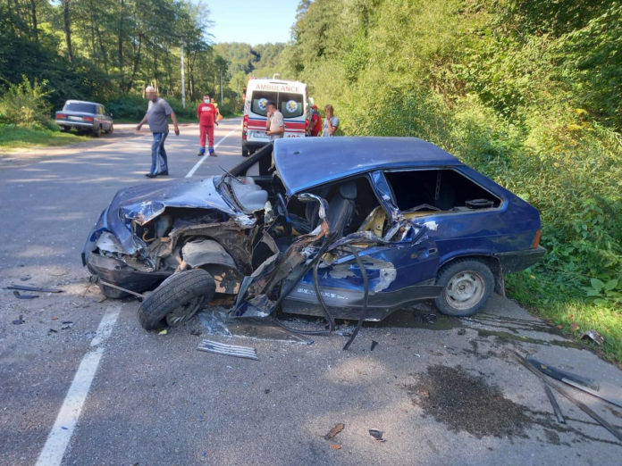 На Жовківщині зіткнулися легковик та вантажівка: є травмований (фото) На Жовківщині зіткнулися легковик та вантажівка: є травмований (фото)