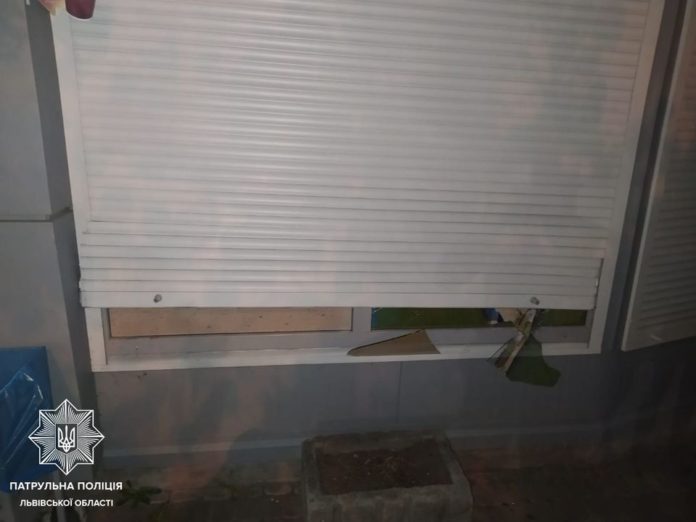 Затримали зловмисників, які намагалися вдератися в міні-маркет Затримали зловмисників, які намагалися вдератися в міні-маркет